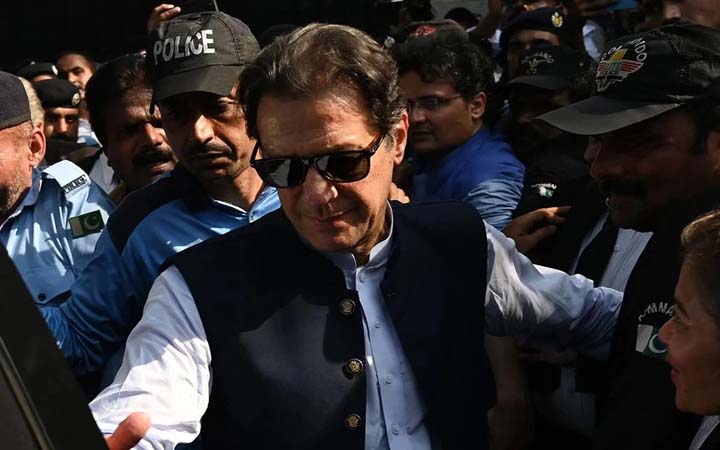 ইমরান খানের গ্রেফতারি পরোয়ানা স্থগিত